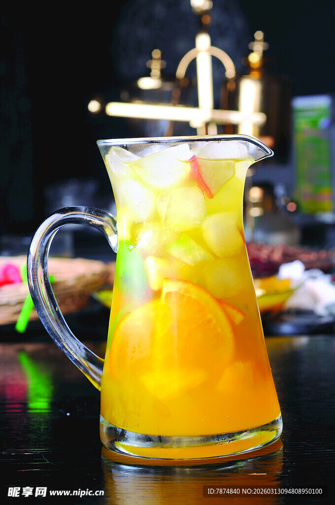 玻璃壶中的缤纷水果茶