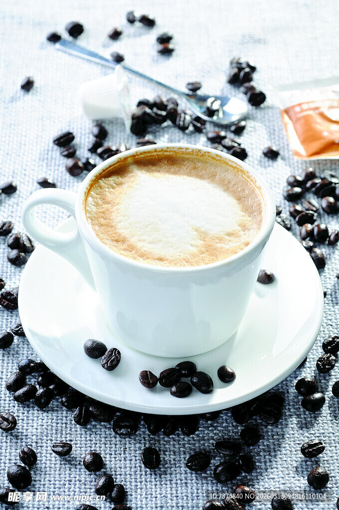 一杯拉花咖啡与散落豆子