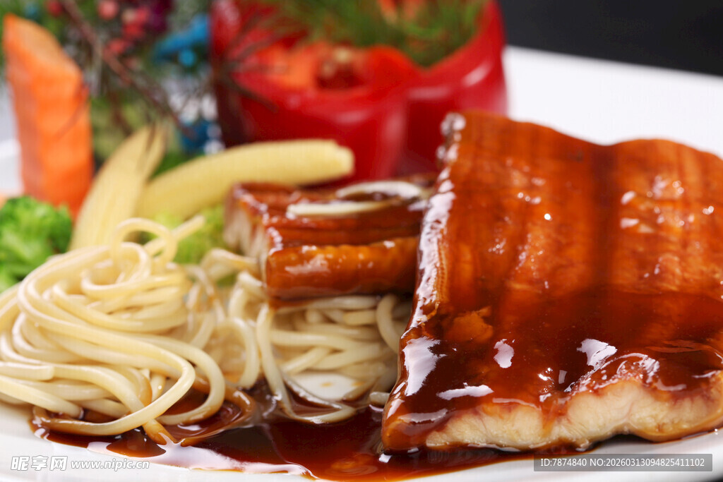 美味烤鸡排配意面蔬菜