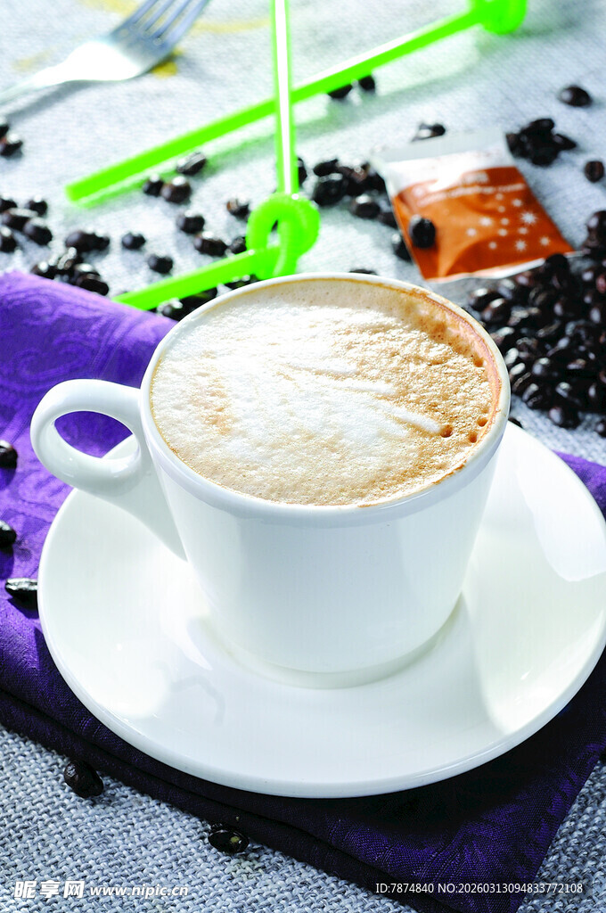 精致拉花咖啡与多彩配饰