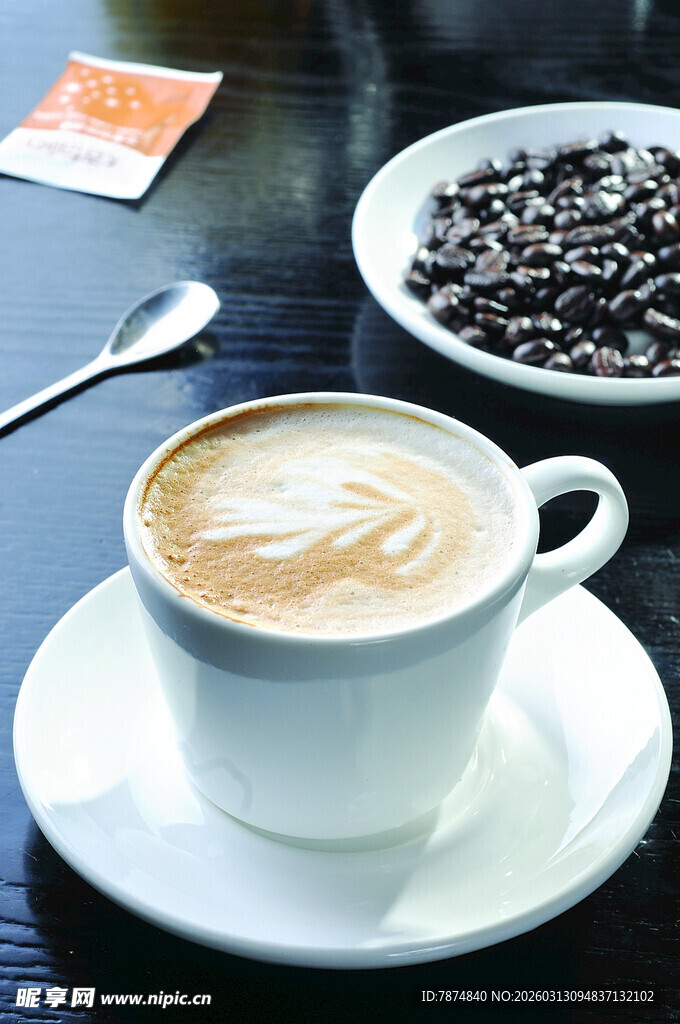 精致拉花咖啡 咖啡豆相伴