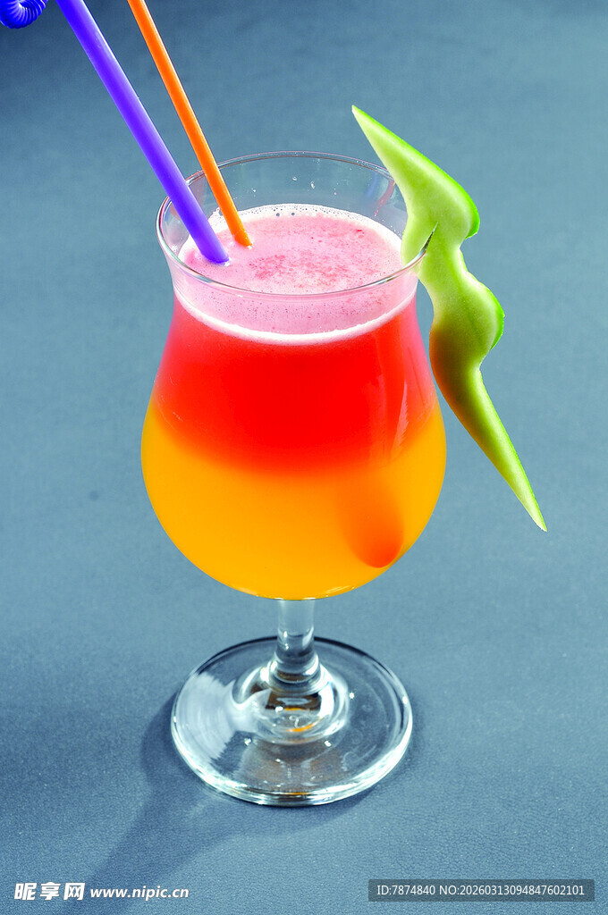 多彩分层果汁鸡尾酒