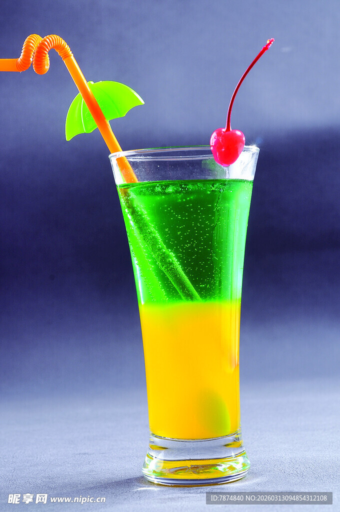 多彩分层鸡尾酒