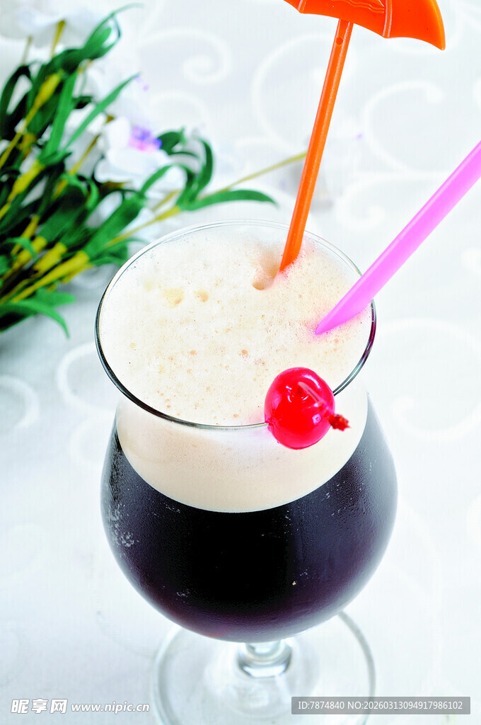 樱桃装饰的分层美味饮品