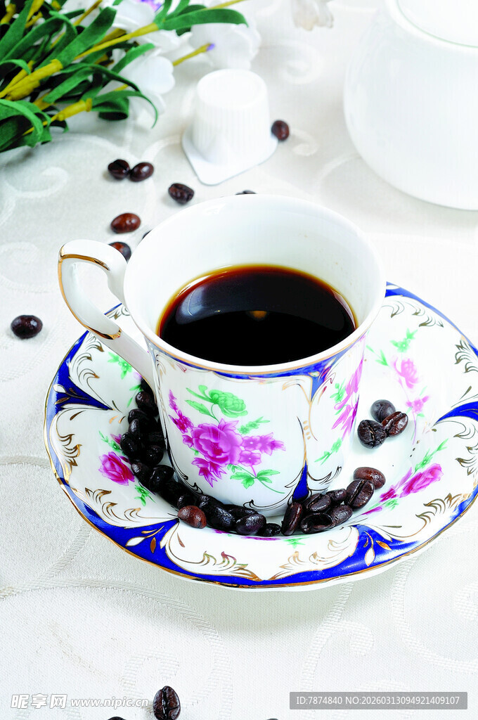 精致茶杯中的香醇黑咖啡