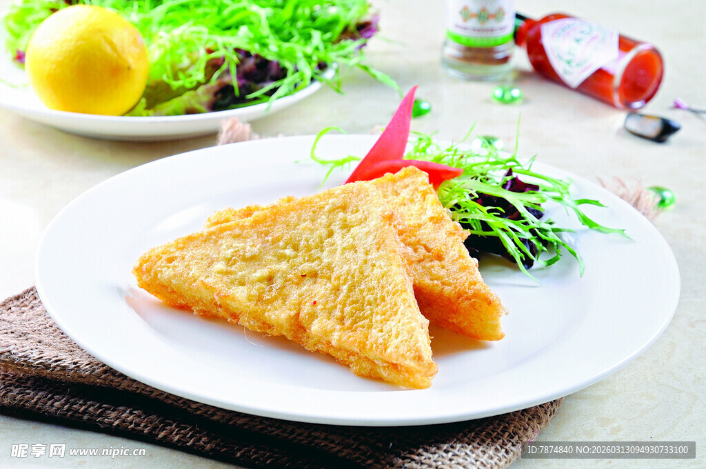 美味三角炸物配清新蔬菜