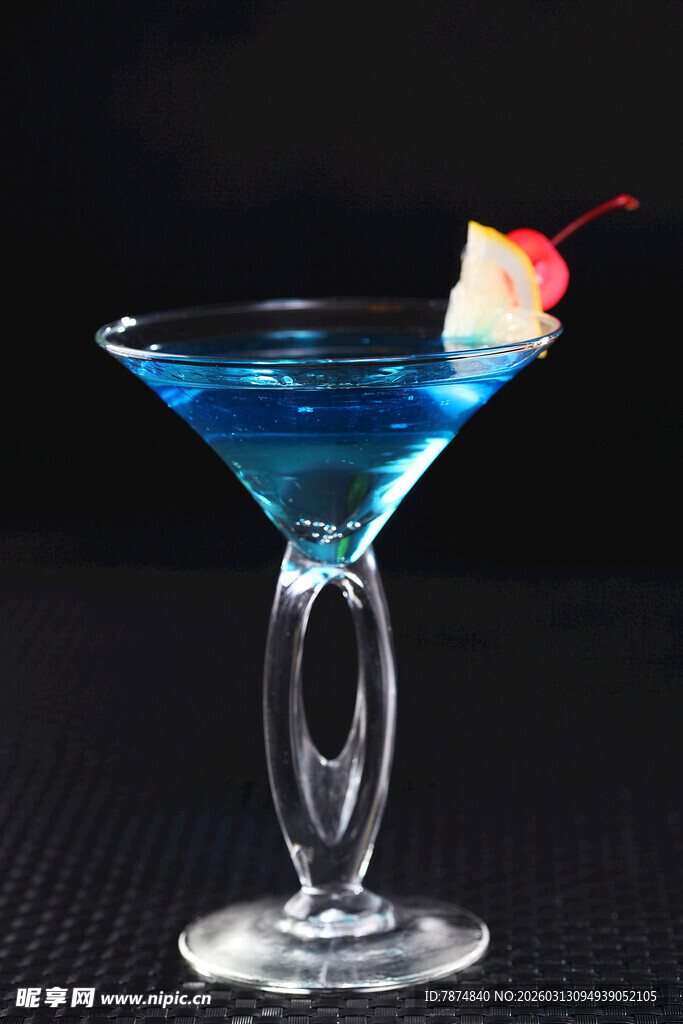 蓝色鸡尾酒配草莓装饰