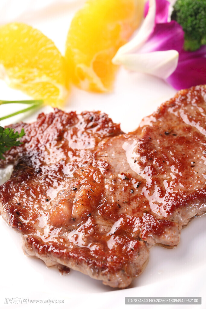 美味香煎牛排配清新蔬果