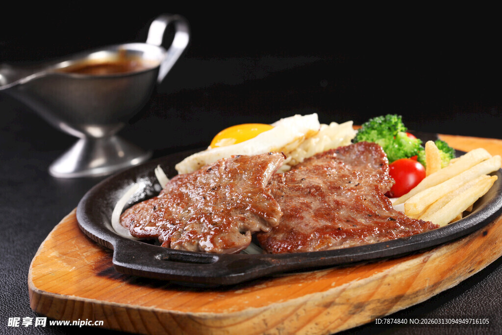 美味铁板牛排配多样配菜