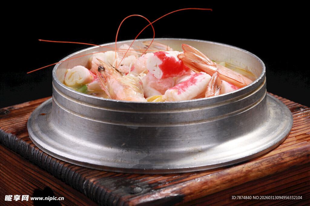 海鲜盛于金属容器中