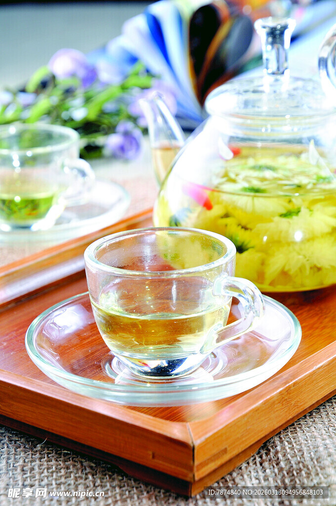 清新玻璃茶具泡制的茶饮