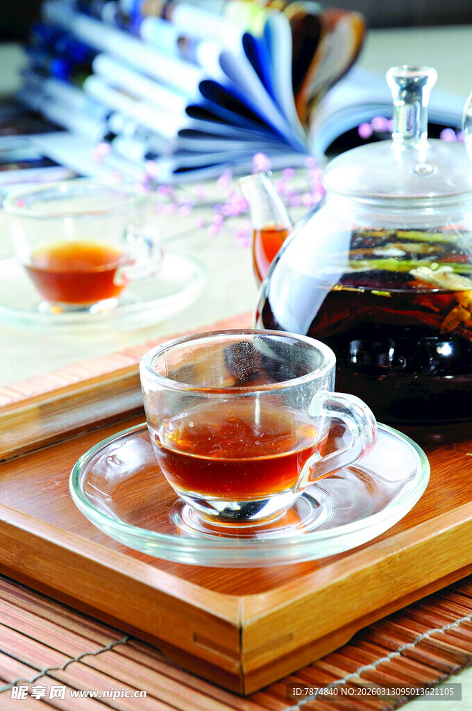 精致茶具中的醇香茶汤