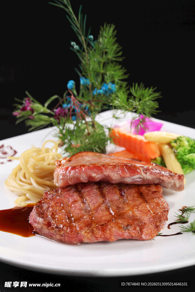 美味多汁牛排摆盘精美