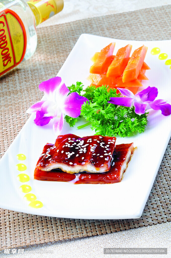 精美摆盘的特色菜肴