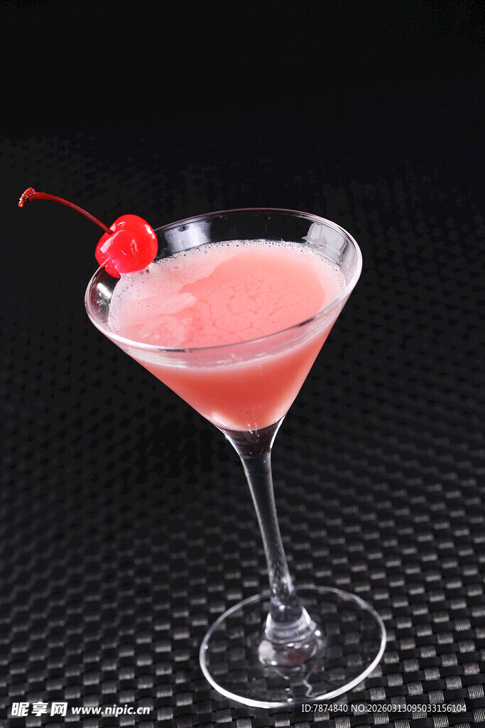 粉色樱桃马天尼鸡尾酒
