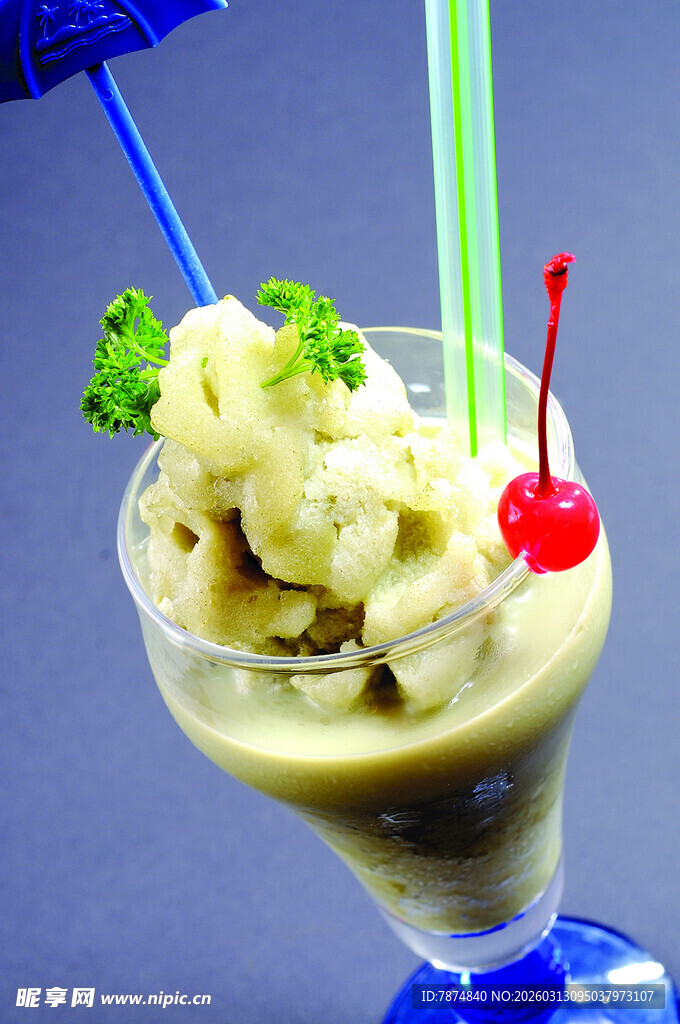 美味香蕉奶昔配樱桃装饰