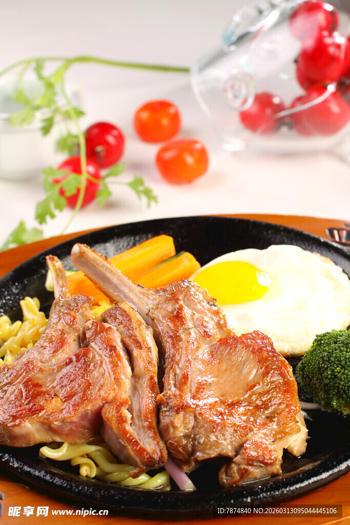 美味烤羊排配蔬菜与蛋