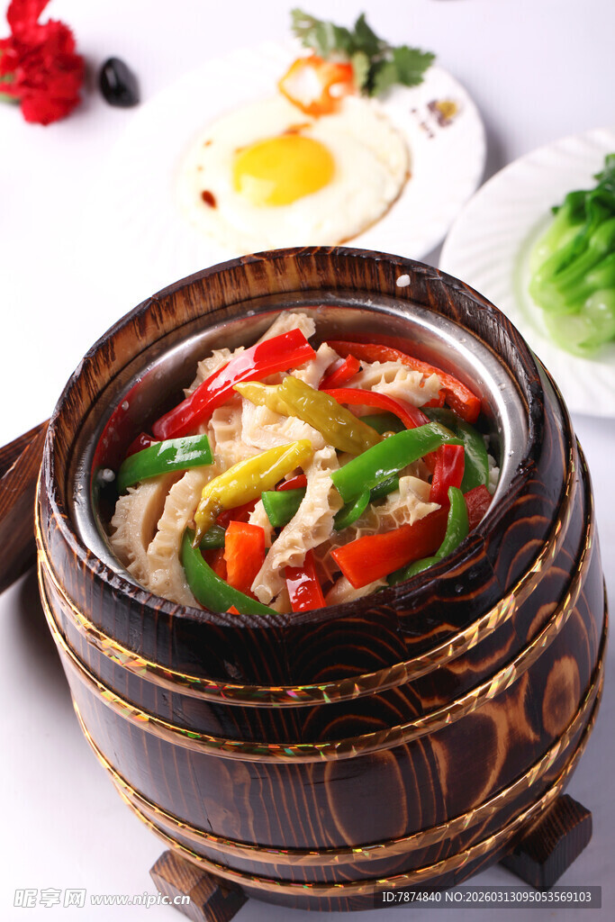 美味瓦罐菜肴 色彩诱人