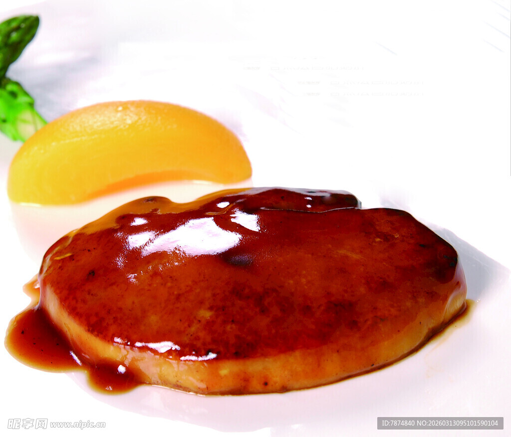 美味浇汁肉饼配黄桃