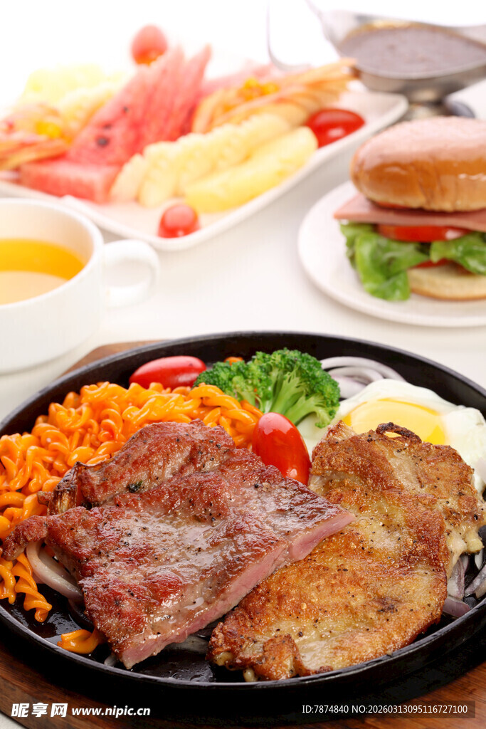 丰盛美味西式餐点拼盘