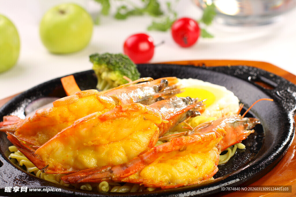 美味芝士焗饭配新鲜蔬菜