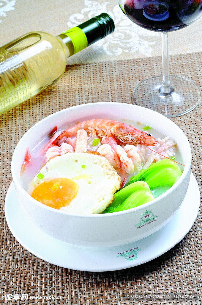 美味海鲜拉面配红酒