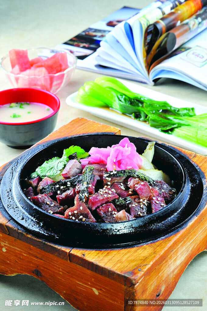 美味石锅菜肴 色彩诱人