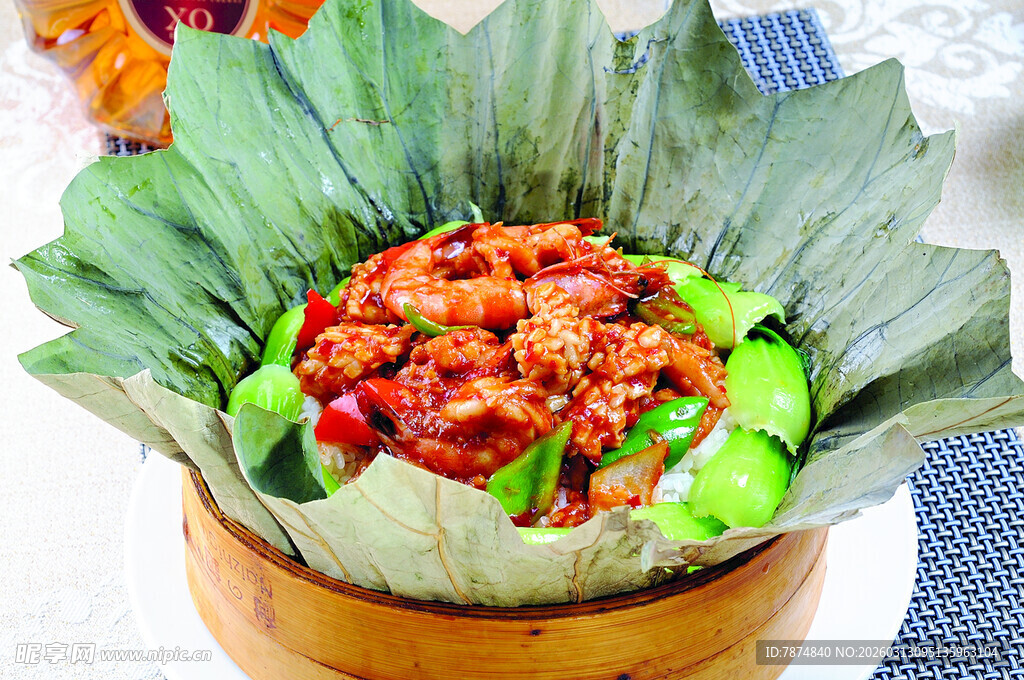 荷叶盛装的美味特色菜肴