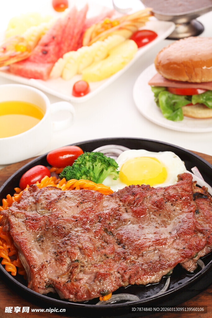 美味牛排与多样美食组合