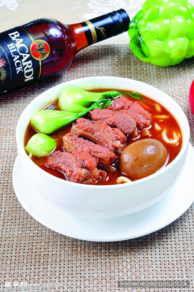 红烧牛肉面配卤蛋与青菜