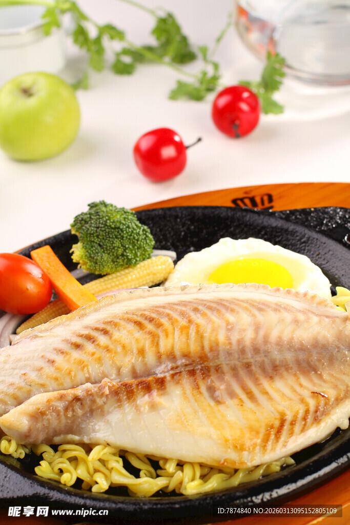 香煎鱼配蔬菜营养套餐