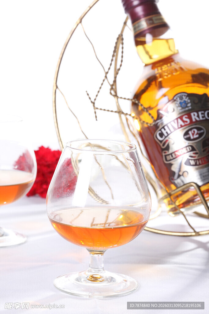 精致威士忌搭配高脚杯