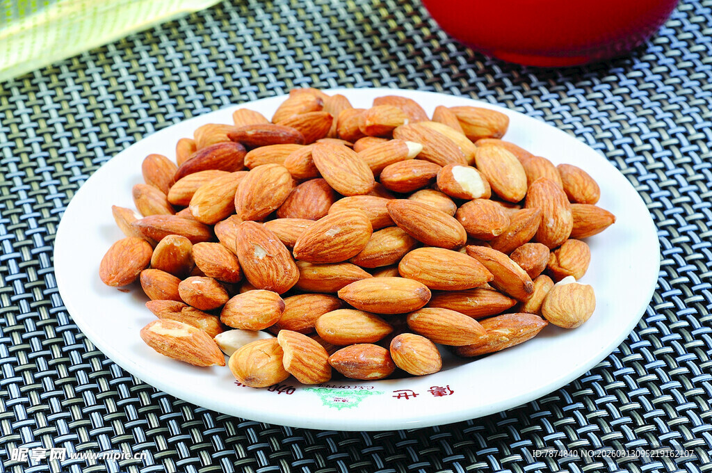 一盘美味花生米