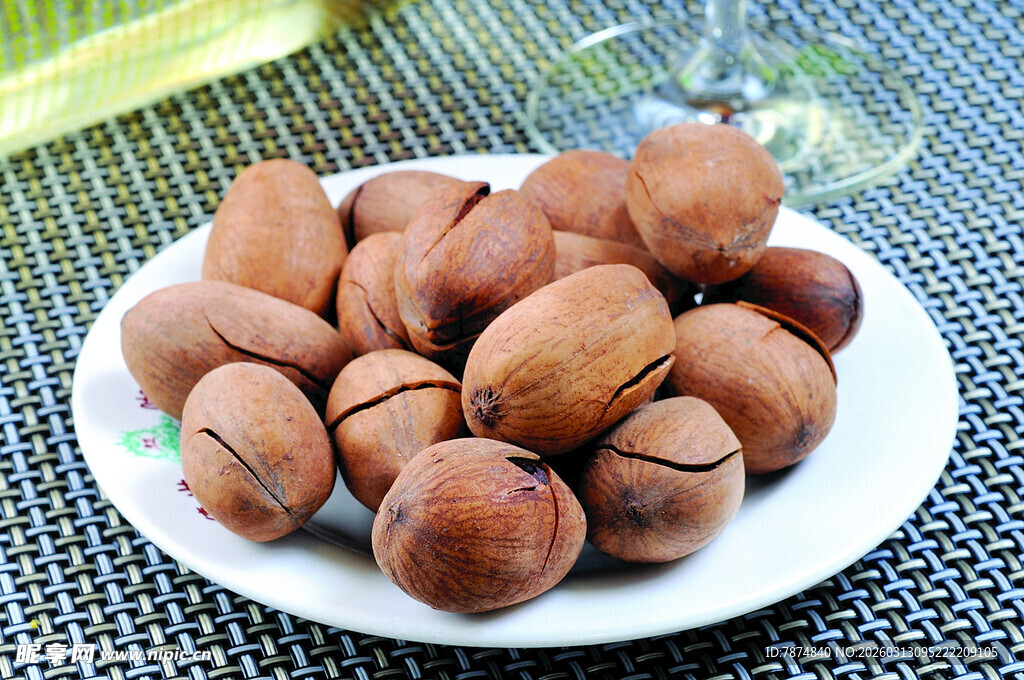 一盘美味的开口山核桃