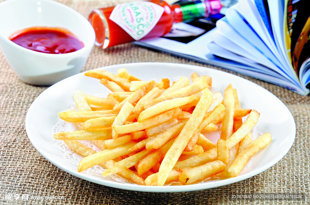 美味金黄薯条与蘸酱
