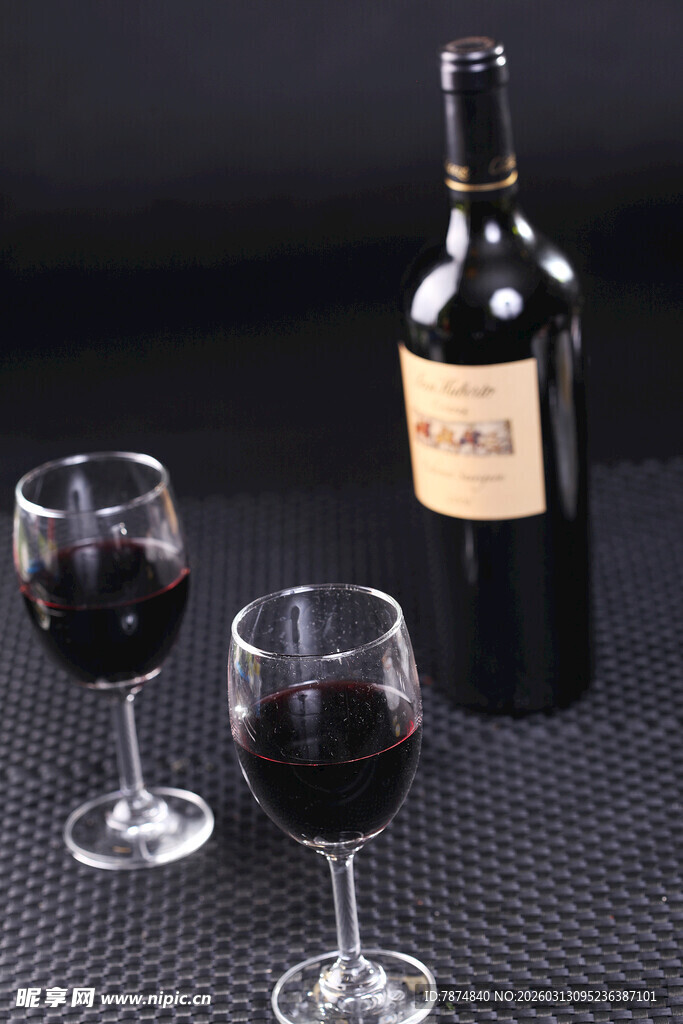 红酒与酒杯的优雅组合