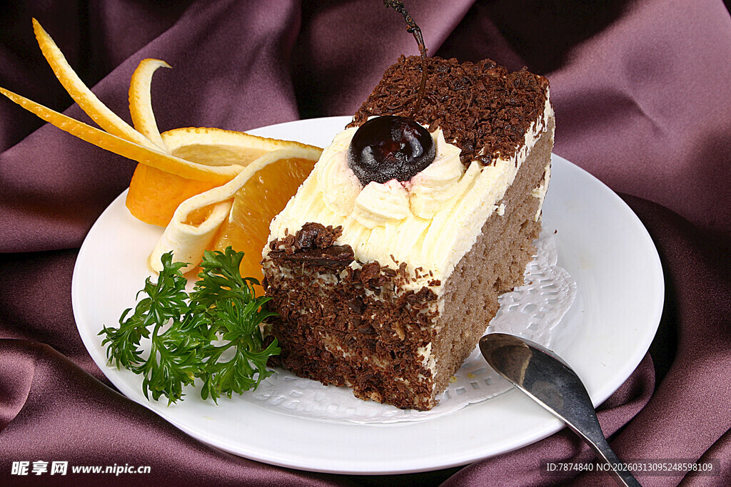 美味巧克力蛋糕配装饰