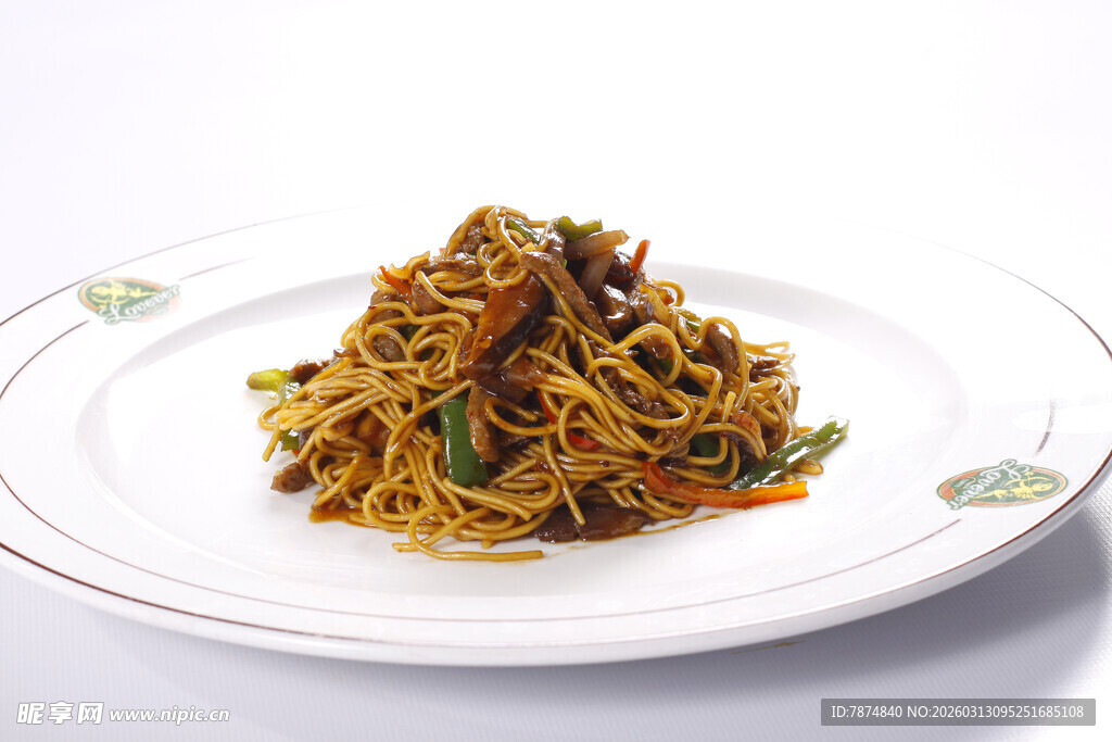 美味炒面摆于精致白盘