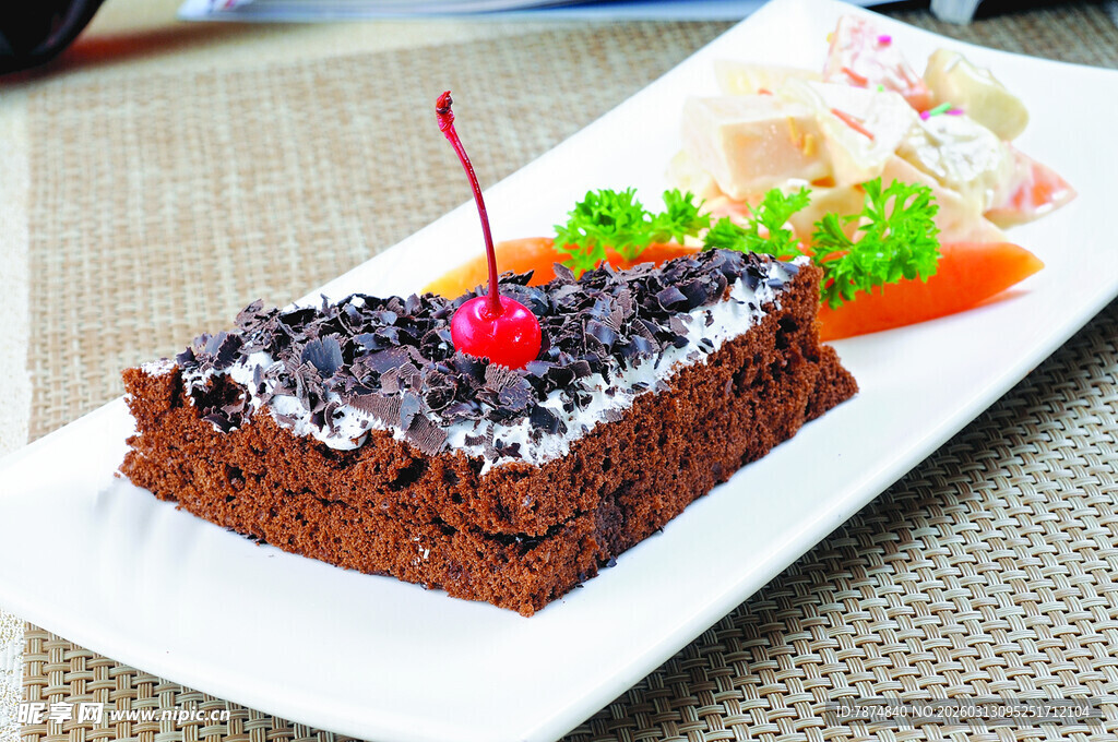 美味巧克力蛋糕精致摆盘