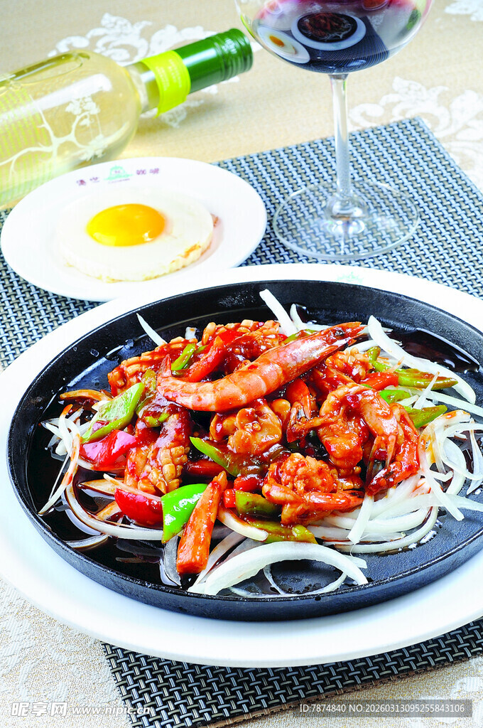 美味辣炒肉搭配蔬菜