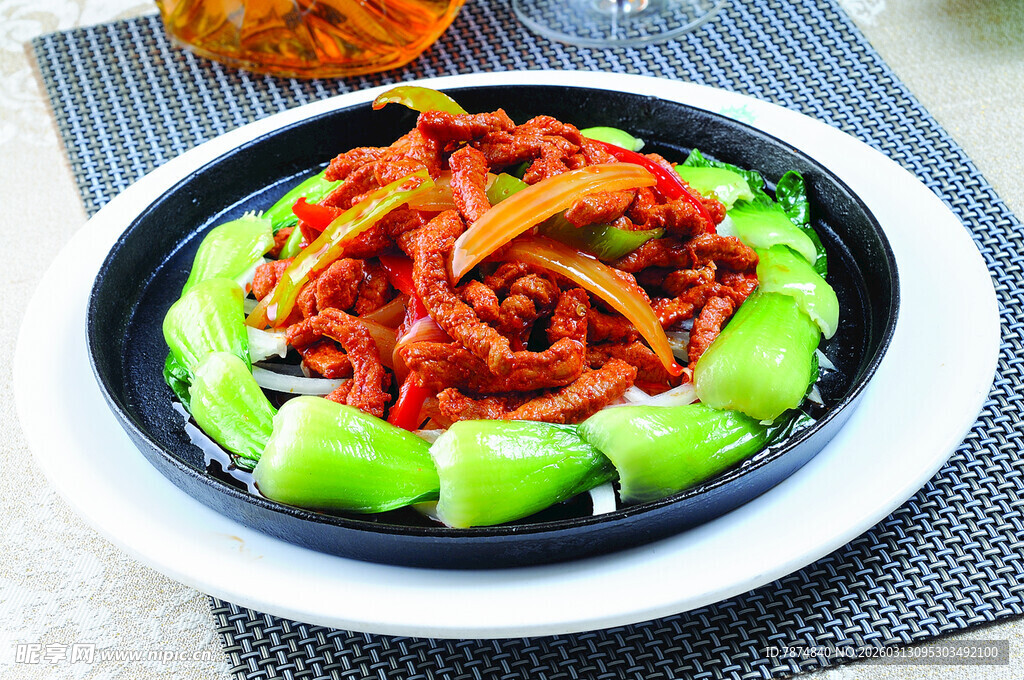 辣椒炒肉配青菜