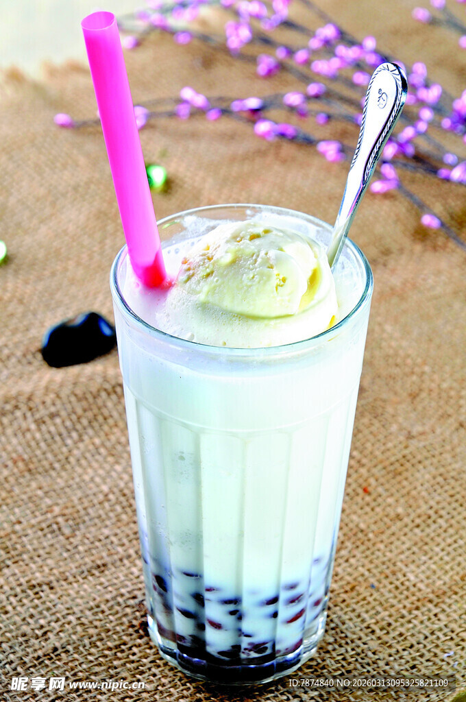 美味珍珠奶茶配双吸管