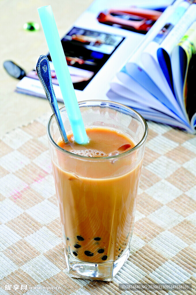 玻璃杯中的美味珍珠奶茶