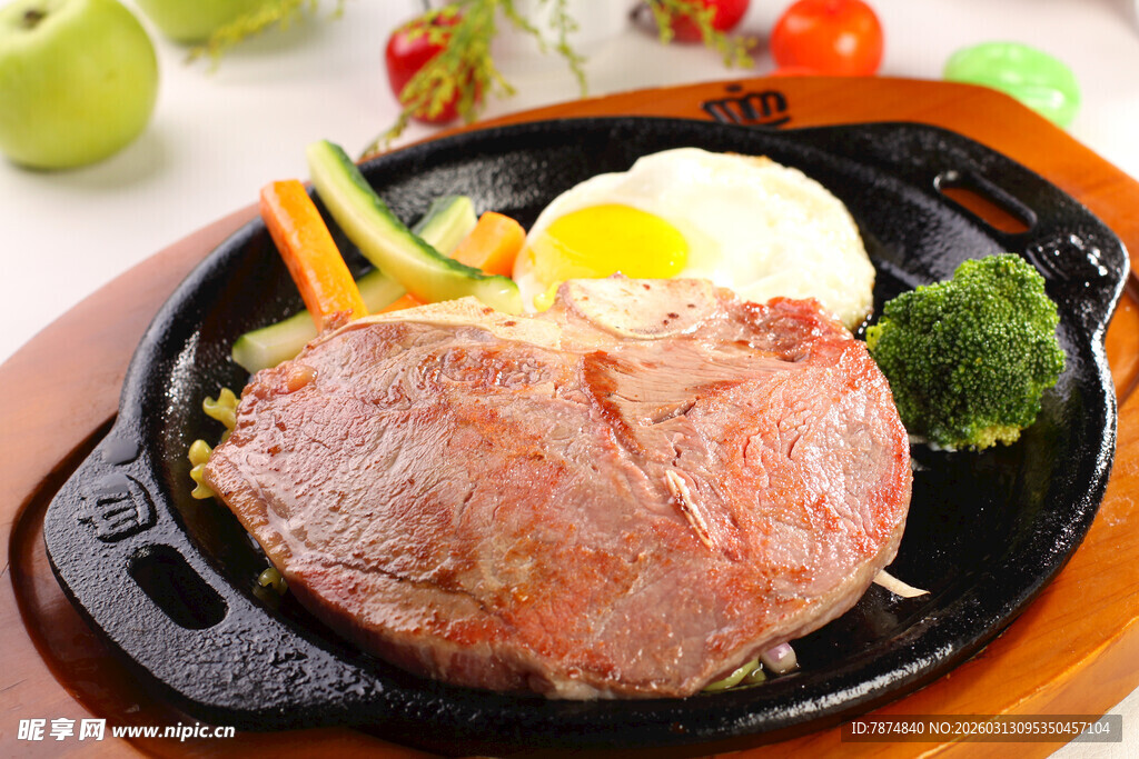 铁板牛排配蔬菜与鸡蛋