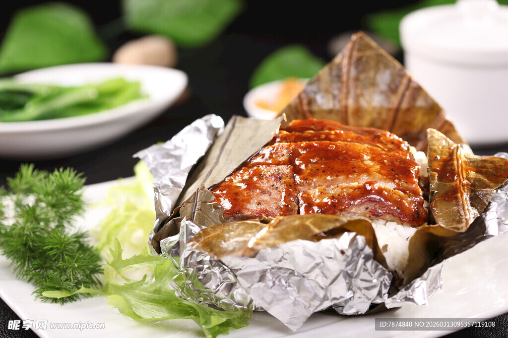 锡纸荷叶包裹的美味烤肉