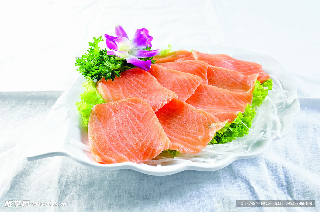 新鲜三文鱼刺身摆盘