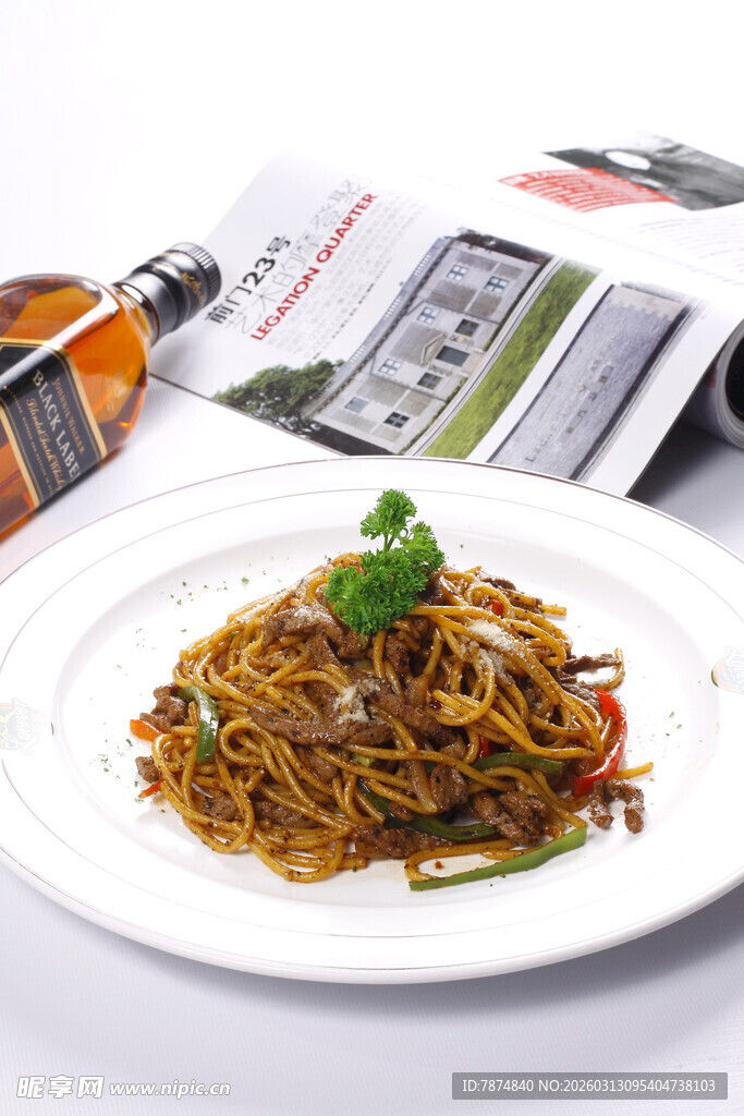 美味炒面搭配杂志与饮品