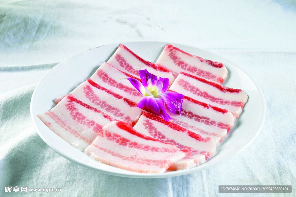 精致摆盘的粉色条纹食材