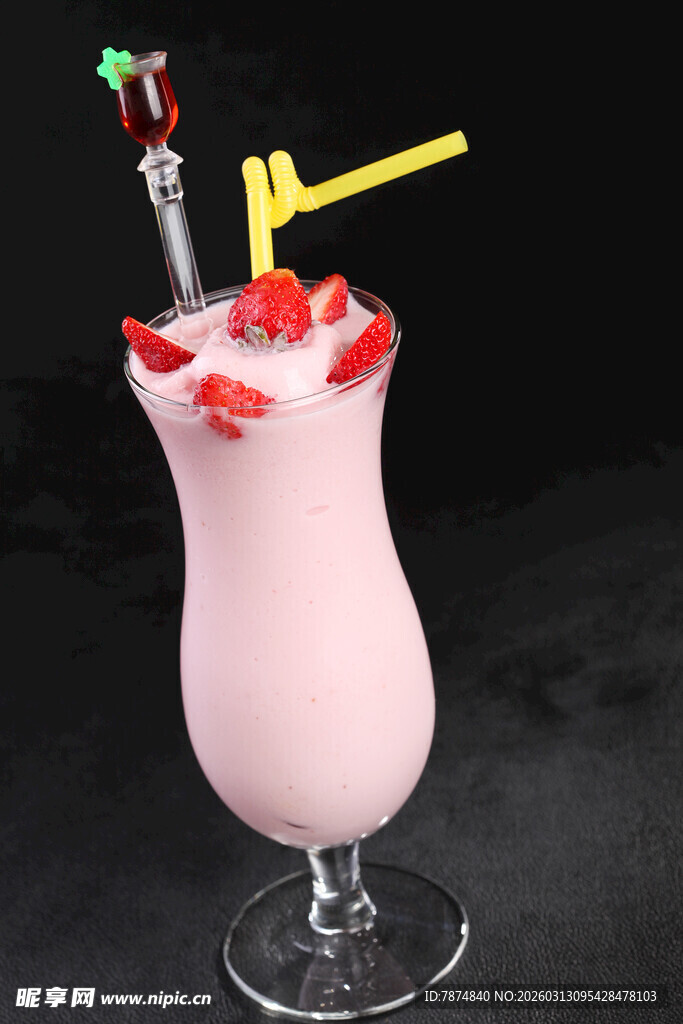草莓奶昔饮品 颜值超高