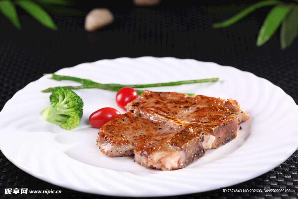 美味牛排摆盘精致